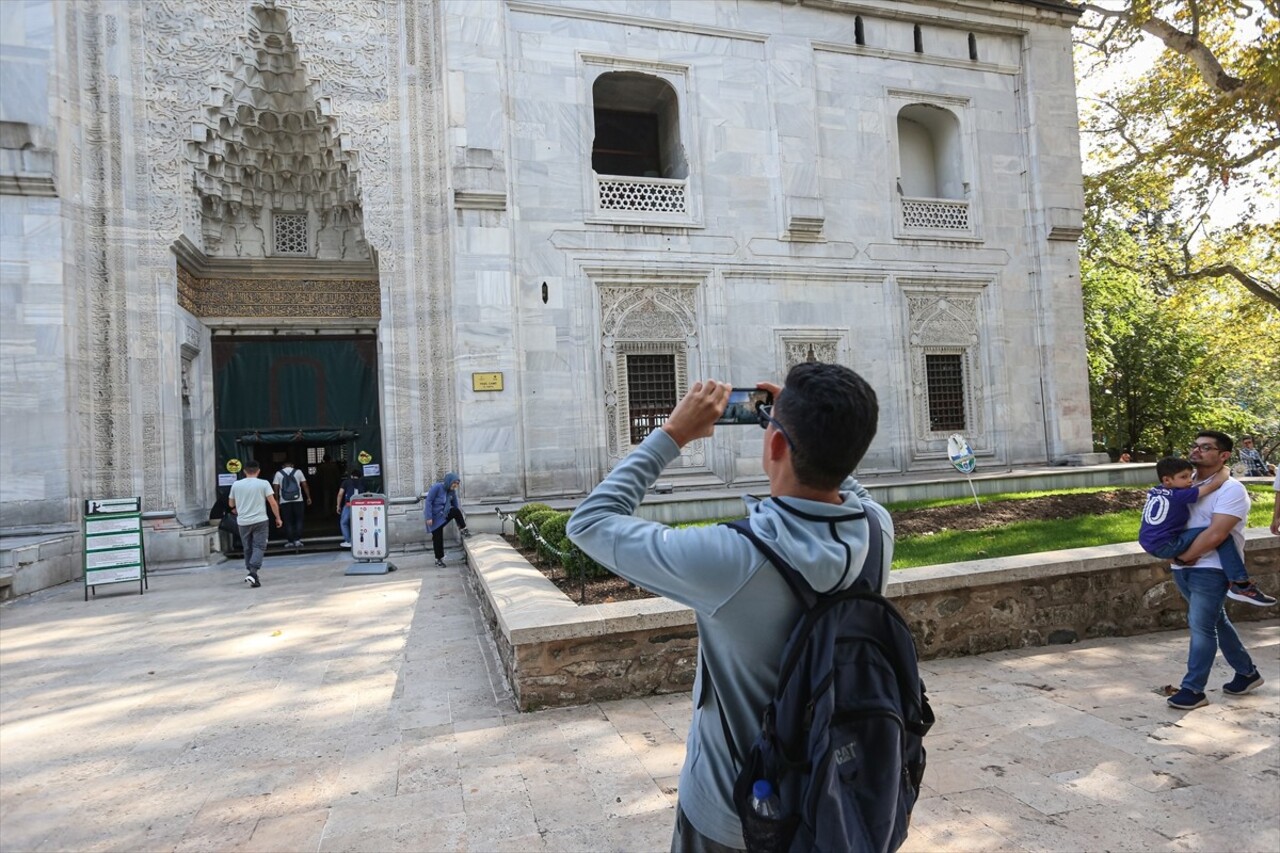 Bursa'da tarihi Yeşil Cami'ye şortla girmemek için mekanda kadınlara yönelik bulundurulan etekleri...