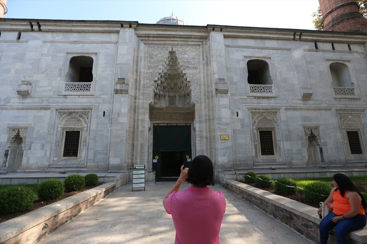 Bursa'da tarihi Yeşil Cami'ye şortla girmemek için mekanda kadınlara yönelik bulundurulan etekleri...