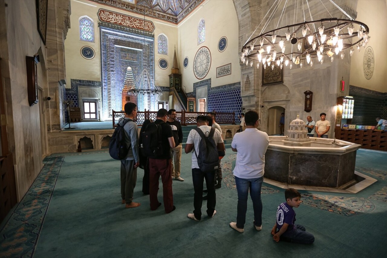 Bursa'da tarihi Yeşil Cami'ye şortla girmemek için mekanda kadınlara yönelik bulundurulan etekleri...