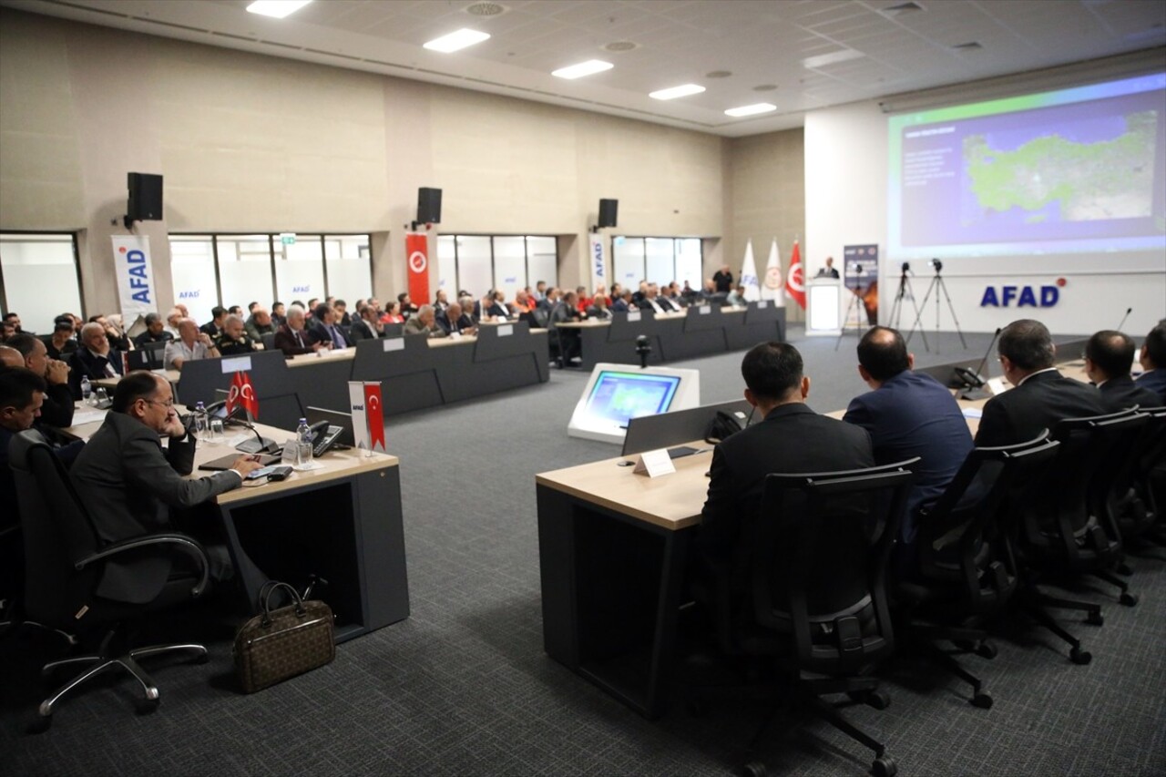 Kastamonu'da düzenlenen "Köy Yangınları Ulusal Çalıştayı" başladı. Çalıştay kapsamında açılan köy...