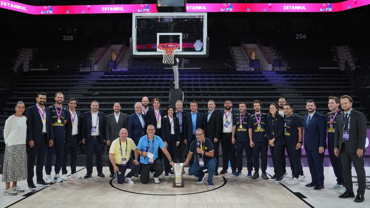 FIBA Kadınlar Süper Kupa karşılaşmasında Beşiktaş'ı 79-63 mağlup eden Fenerbahçe Opet, kupasını...