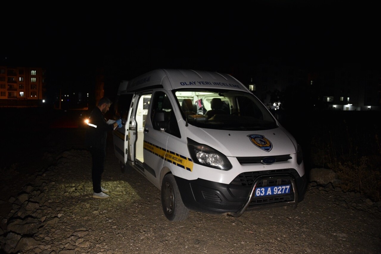 Şanlıurfa'nın Siverek ilçesinde çıkan silahlı kavgada 1'i ağır, 2 kişi yaralandı. Polis ekipleri...