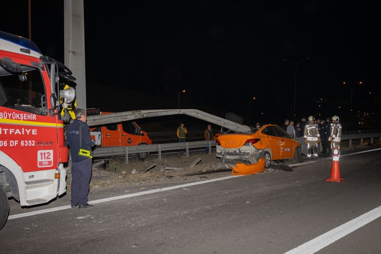 Ankara Çevre Yolu'nda bariyere çarpan taksinin sürücüsü yaşamını yitirdi. İhbar üzerine olay...