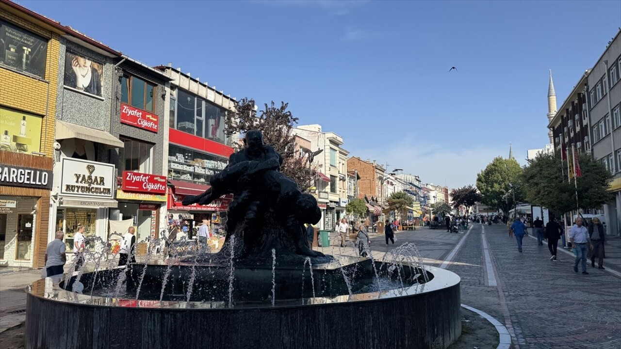 Edirne'de, Saraçlar Caddesi Sokak Sağlıklaştırma Projesi başladı. Edirne Valisi Yunus Sezer'in...