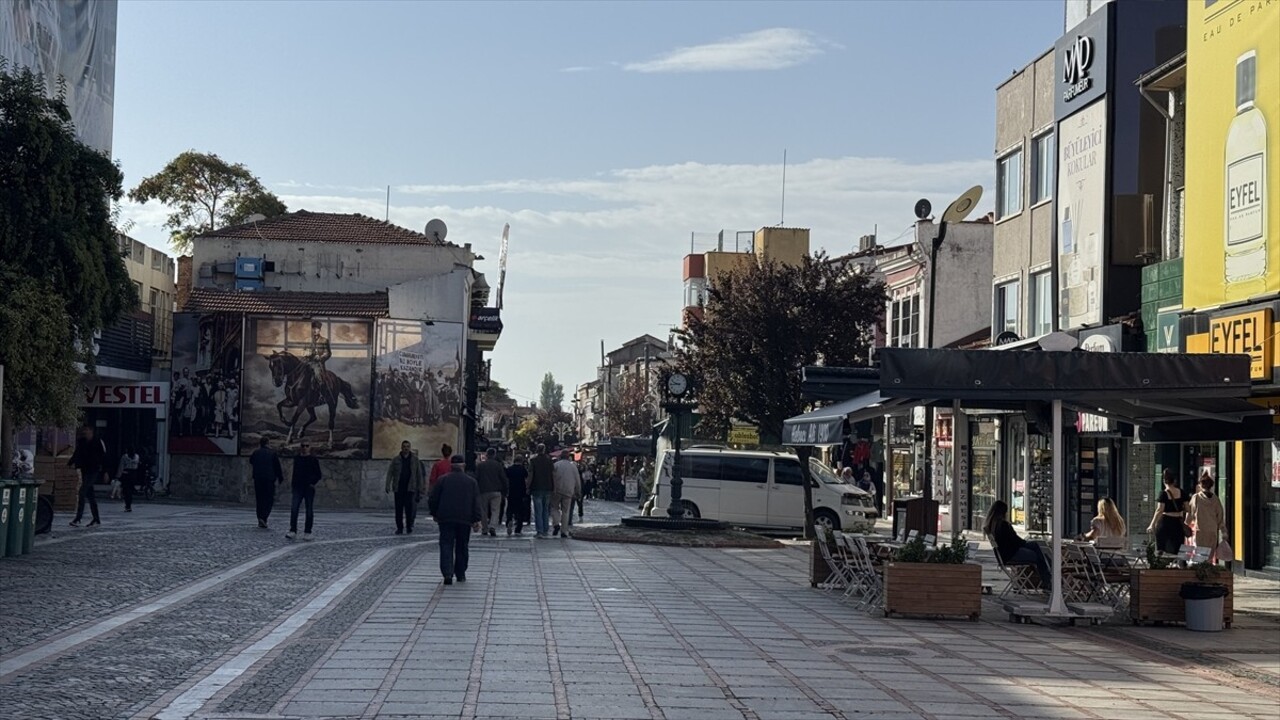 Edirne'de, Saraçlar Caddesi Sokak Sağlıklaştırma Projesi başladı. Edirne Valisi Yunus Sezer'in...