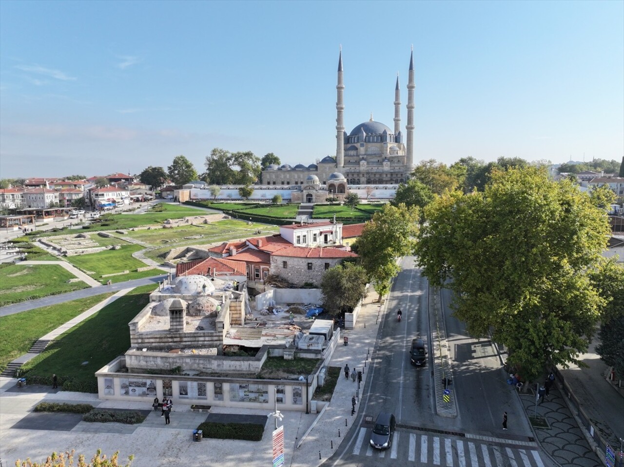 Edirne Selimiye Meydanı'ndaki Havlucular Hanı ve Mezit Bey Hamamı'nda restorasyon çalışmaları...