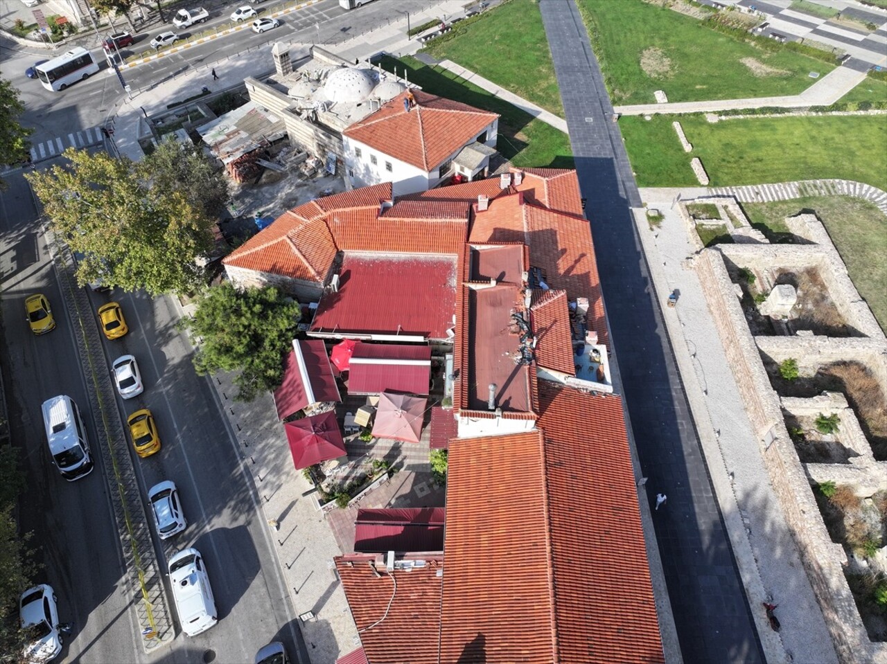 Edirne Selimiye Meydanı'ndaki Havlucular Hanı ve Mezit Bey Hamamı'nda restorasyon çalışmaları...