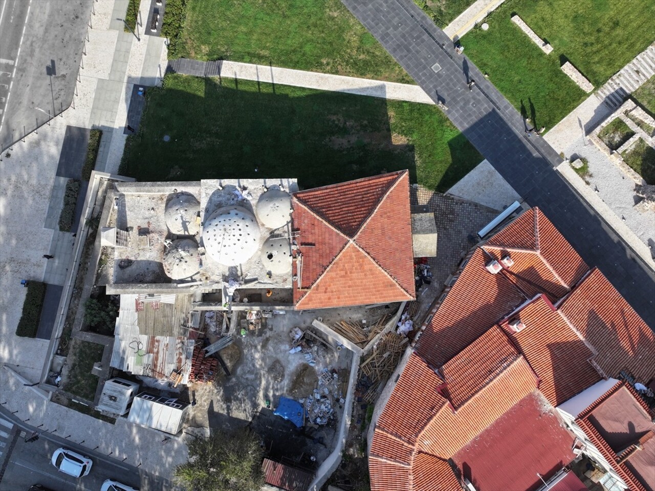 Edirne Selimiye Meydanı'ndaki Havlucular Hanı ve Mezit Bey Hamamı'nda restorasyon çalışmaları...