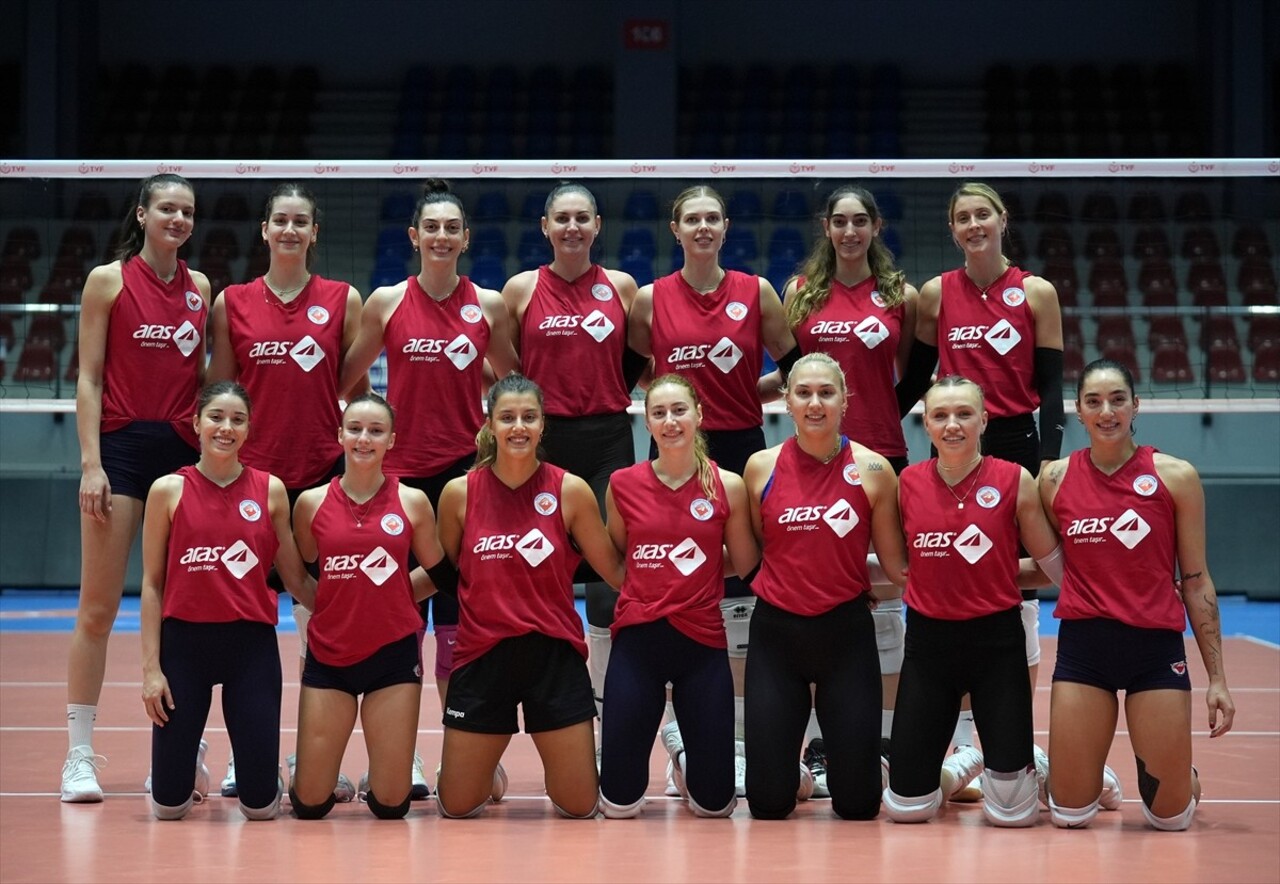 Vodafone Sultanlar Ligi'nde ilk kez mücadele edecek İzmir takımı Aras Kargo, TVF Atatürk Voleybol...