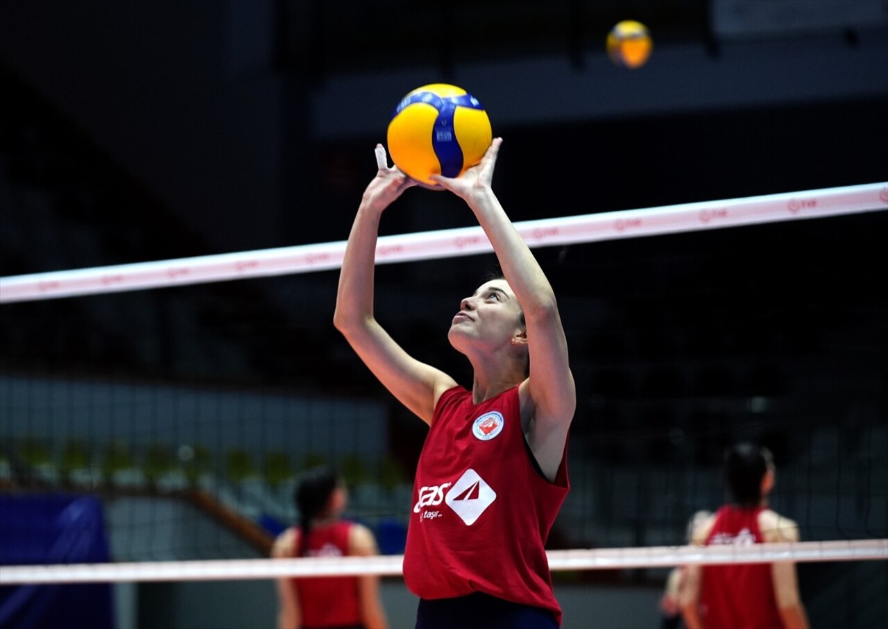 Vodafone Sultanlar Ligi'nde ilk kez mücadele edecek İzmir takımı Aras Kargo, TVF Atatürk Voleybol...