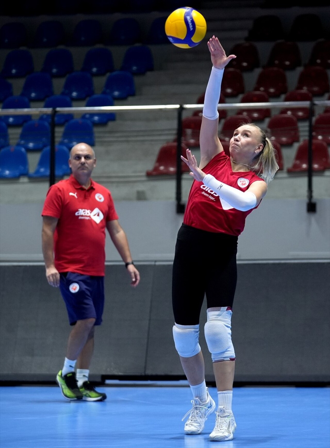 Vodafone Sultanlar Ligi'nde ilk kez mücadele edecek İzmir takımı Aras Kargo, TVF Atatürk Voleybol...