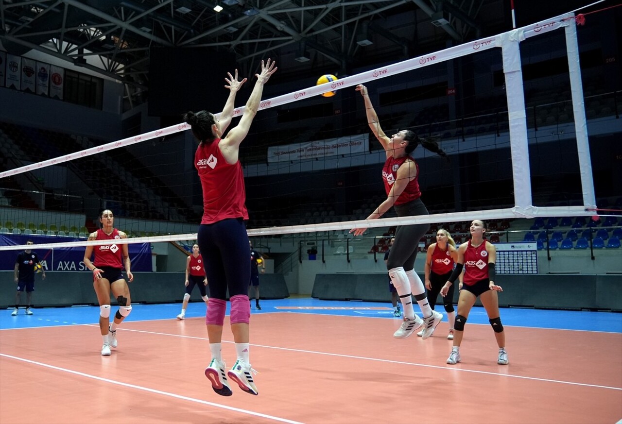 Vodafone Sultanlar Ligi'nde ilk kez mücadele edecek İzmir takımı Aras Kargo, TVF Atatürk Voleybol...