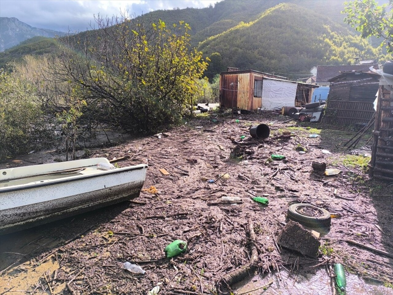 Bosna Hersek'te etkili olan şiddetli yağışlar Jablanica, Konjic, Fojnica ve Kresevo kentlerinde...