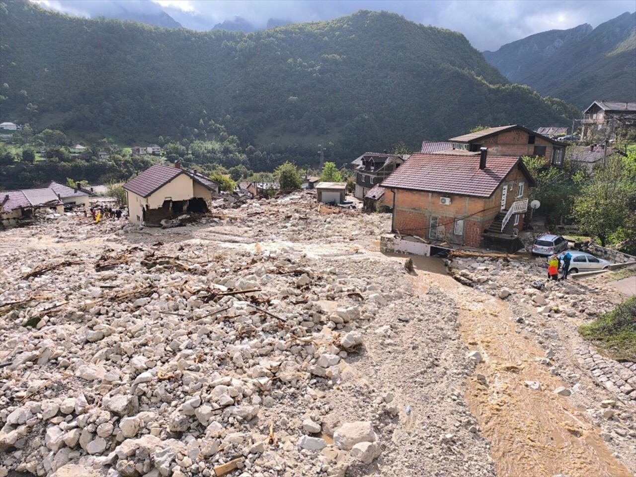 Bosna Hersek'te etkili olan şiddetli yağışlar Jablanica, Konjic, Fojnica ve Kresevo kentlerinde...