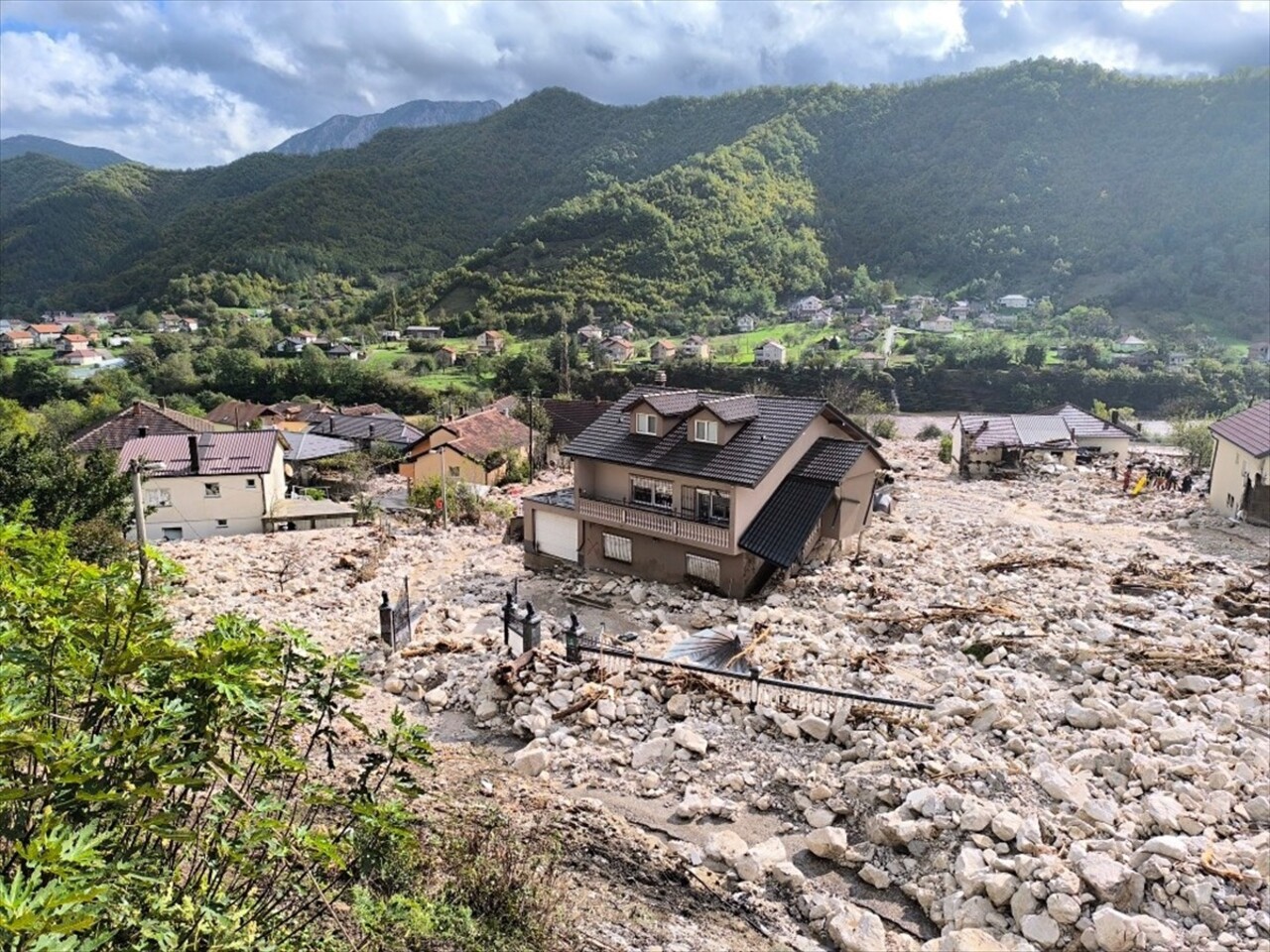 Bosna Hersek'te etkili olan şiddetli yağışlar Jablanica, Konjic, Fojnica ve Kresevo kentlerinde...