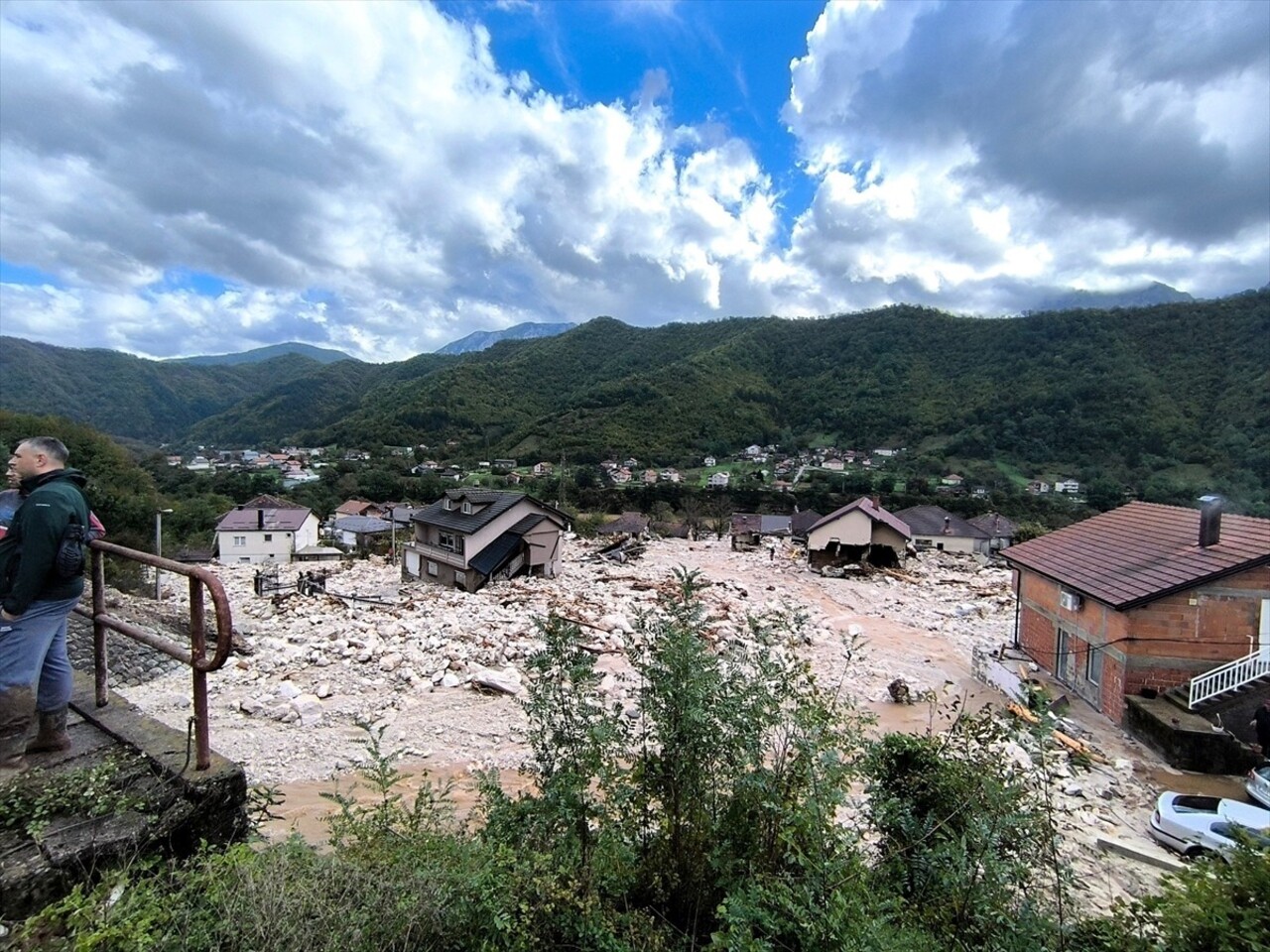 Bosna Hersek'te etkili olan şiddetli yağışlar Jablanica, Konjic, Fojnica ve Kresevo kentlerinde...