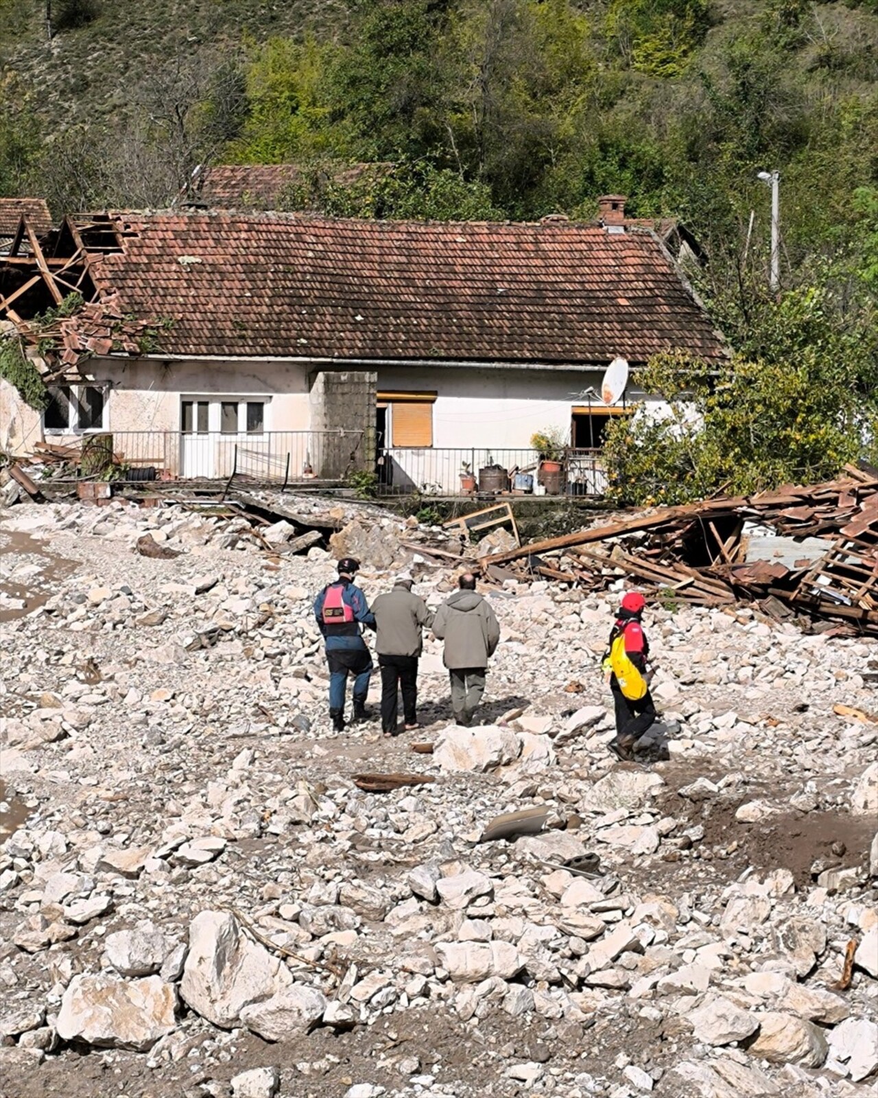 Bosna Hersek'te etkili olan şiddetli yağışlar Jablanica, Konjic, Fojnica ve Kresevo kentlerinde...