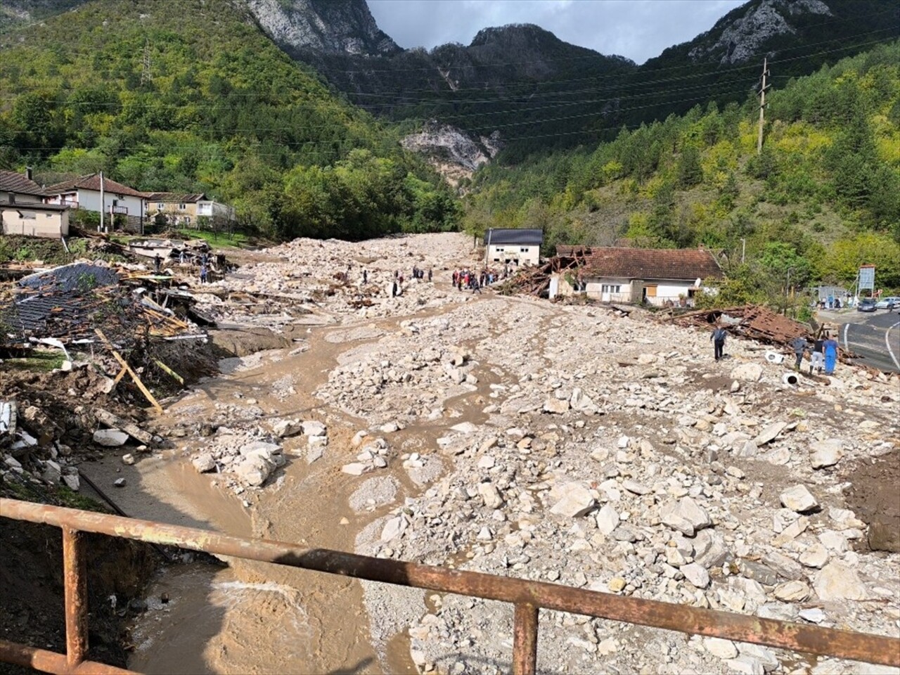 Bosna Hersek'te etkili olan şiddetli yağışlar Jablanica, Konjic, Fojnica ve Kresevo kentlerinde...