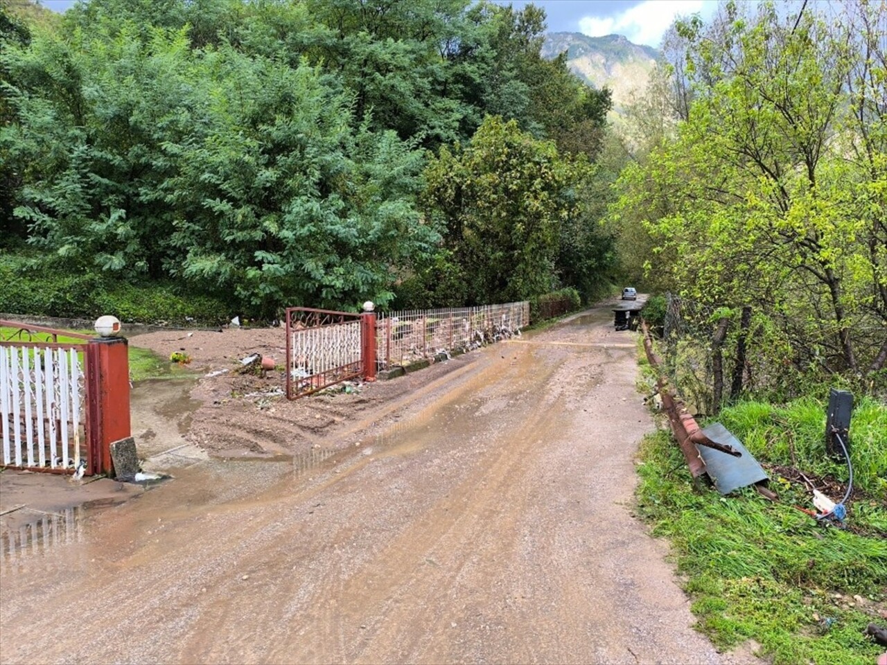 Bosna Hersek'te etkili olan şiddetli yağışlar Jablanica, Konjic, Fojnica ve Kresevo kentlerinde...