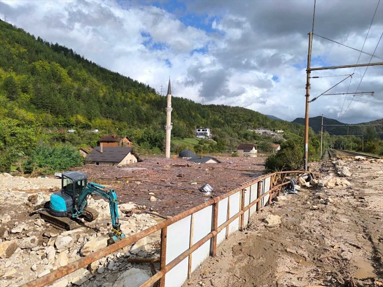 Bosna Hersek'te etkili olan şiddetli yağışlar Jablanica, Konjic, Fojnica ve Kresevo kentlerinde...