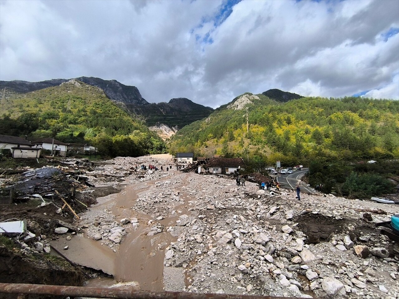 Bosna Hersek'te etkili olan şiddetli yağışlar Jablanica, Konjic, Fojnica ve Kresevo kentlerinde...