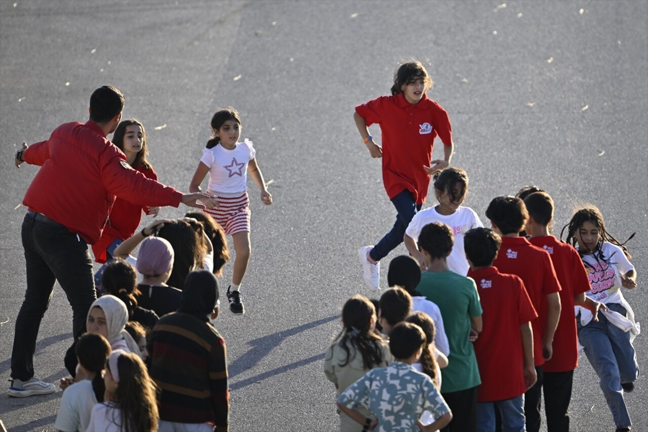 Adana'da düzenlenen Havacılık, Uzay ve Teknoloji Festivali'ne (TEKNOFEST) katılan bir grup öğrenci...