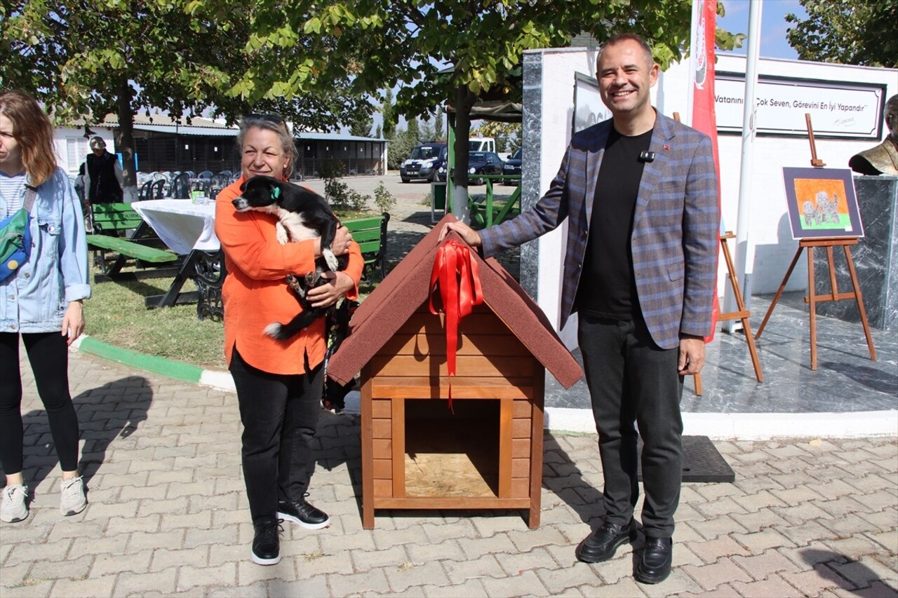 Kırklareli Belediyesince 4 Ekim Dünya Hayvanları Koruma Günü dolayısıyla köpek sahiplenen...