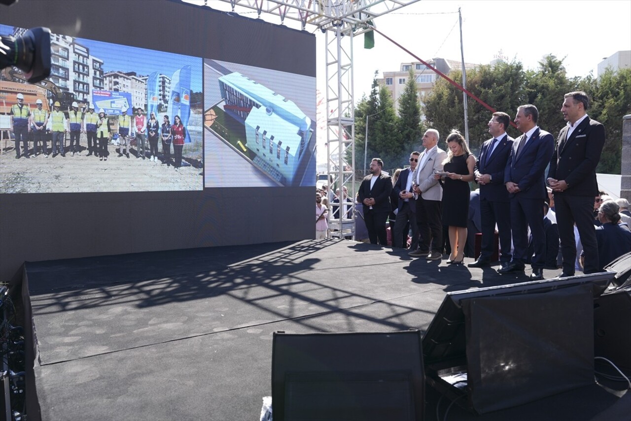 CHP Genel Başkanı Özgür Özel (ortada), "Çekmeköy Belediyesi Toplu Açılış ve Temel Atma Töreni"ne...