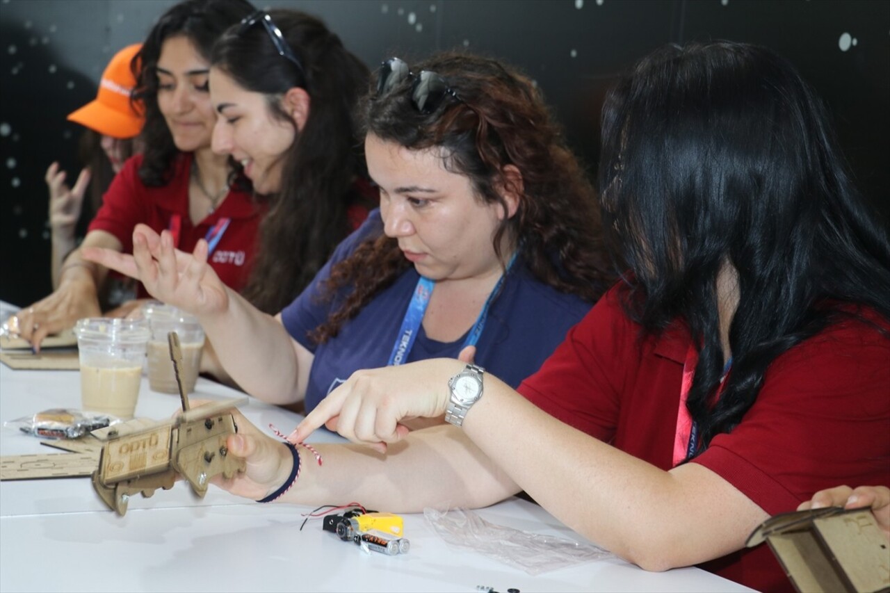 Orta Doğu Teknik Üniversitesi (ODTÜ) tarafından TEKNOFEST'te kurulan etkinlik alanı ve standında...