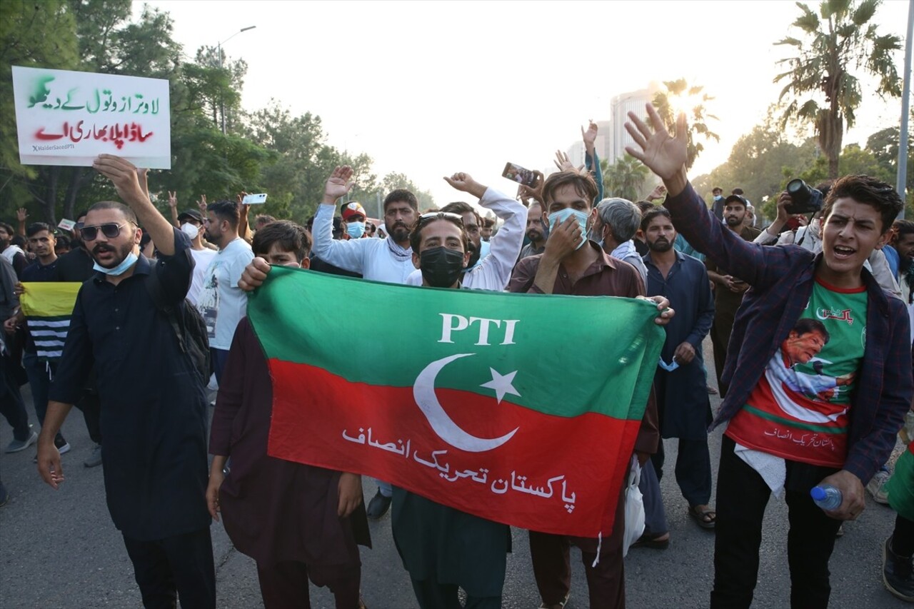 Pakistan polisi, tutuklu eski Başbakan İmran Han'ın tahliyesi talebiyle sokaklara inen...