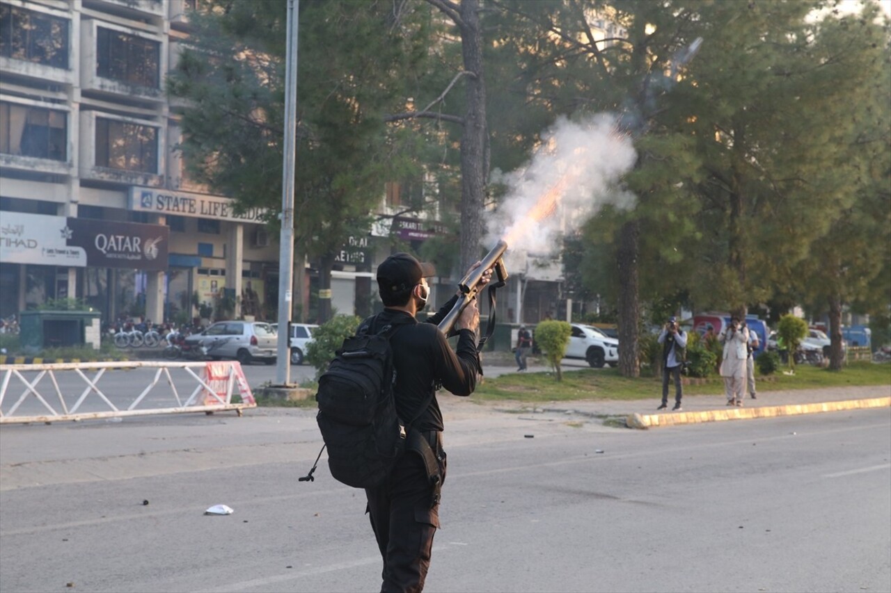 Pakistan polisi, tutuklu eski Başbakan İmran Han'ın tahliyesi talebiyle sokaklara inen...