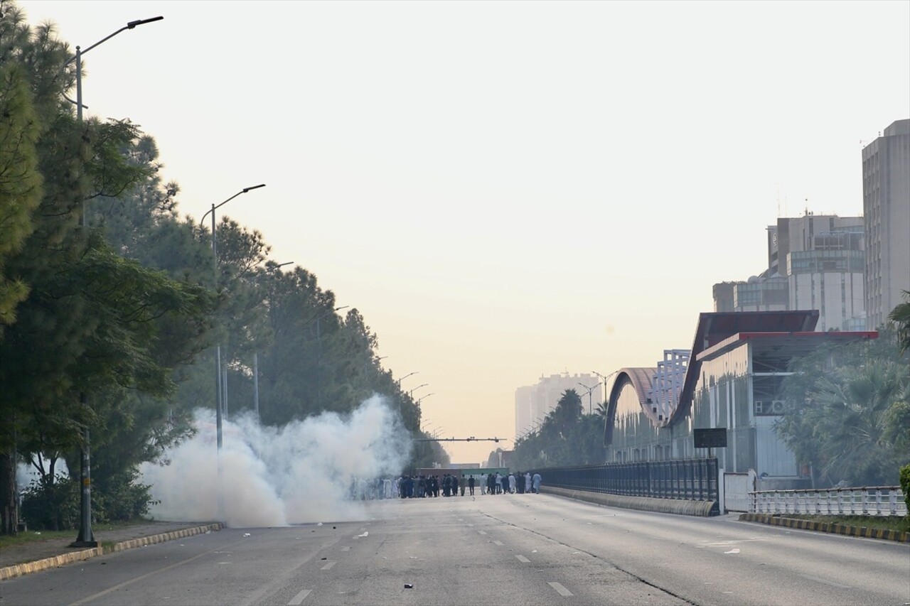 Pakistan polisi, tutuklu eski Başbakan İmran Han'ın tahliyesi talebiyle sokaklara inen...