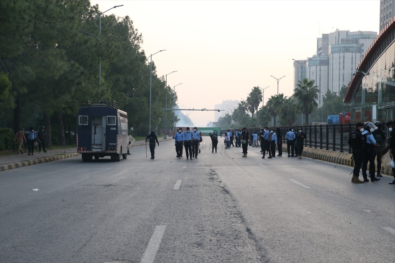 Pakistan polisi, tutuklu eski Başbakan İmran Han'ın tahliyesi talebiyle sokaklara inen...