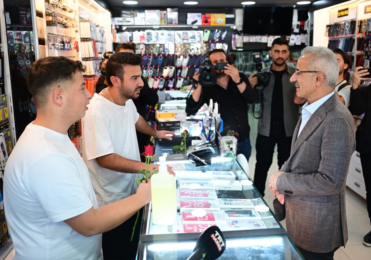 Ulaştırma ve Altyapı Bakanı Abdulkadir Uraloğlu, İstanbul Çekmeköy'de ziyaretlerde bulunarak esnaf...