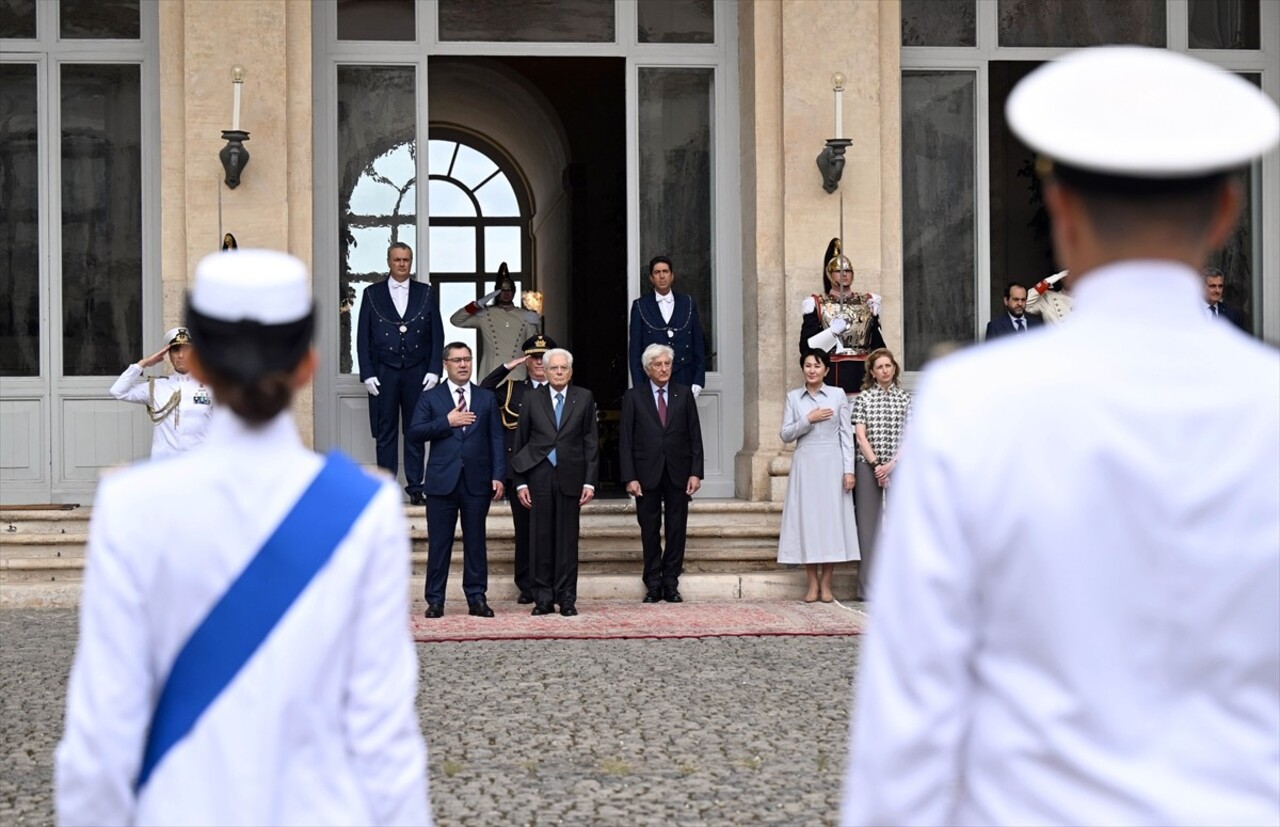 Kırgızistan Cumhurbaşkanı Sadır Caparov (sağda), Vatikan'da Devlet Başkanı Papa Franciscus (solda)...