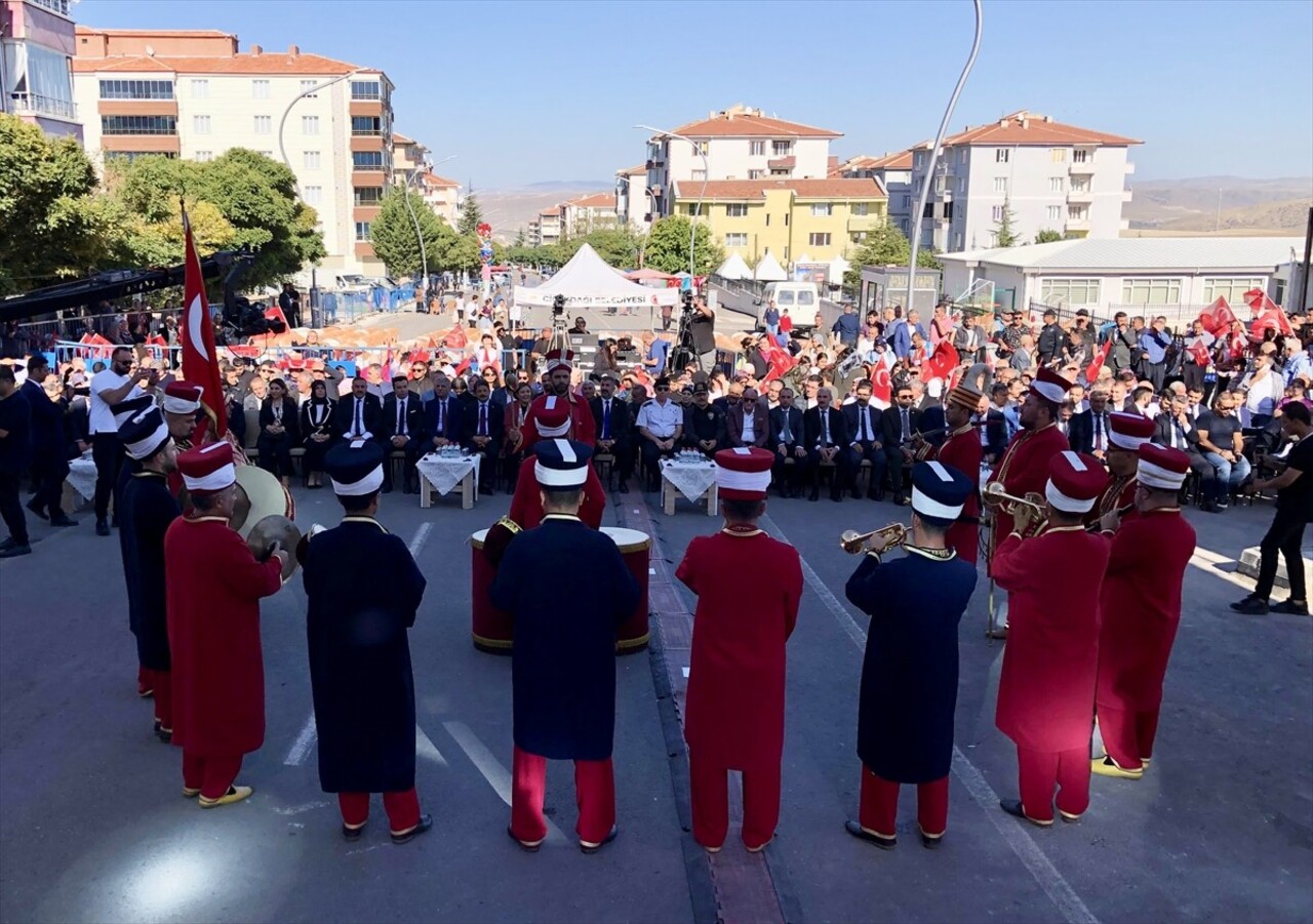 Kültür ve Turizm Bakan Yardımcısı Nadir Alpaslan (sağ 5), Kırşehir'in Çiçekdağı Belediyesince...