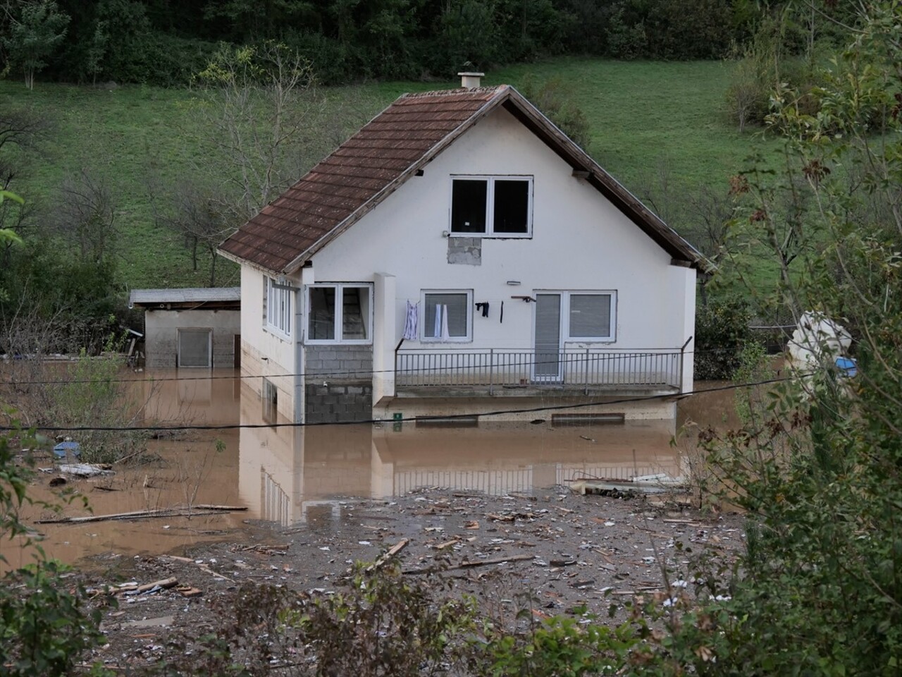 Bosna Hersek'te etkili olan şiddetli yağışların yol açtığı sellerde 18 kişi yaşamını yitirdi....