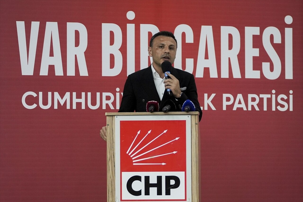 CHP Genel Başkanı Özgür Özel, Esenyurt'taki Nazım Hikmet Kültür Merkezi'nde partisince düzenlenen...