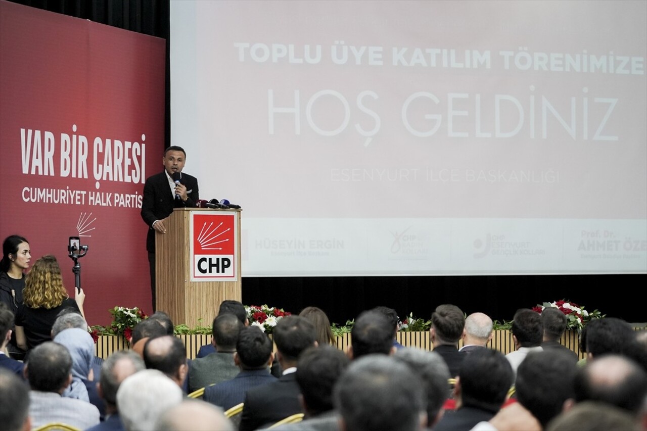 CHP Genel Başkanı Özgür Özel, Esenyurt'taki Nazım Hikmet Kültür Merkezi'nde partisince düzenlenen...