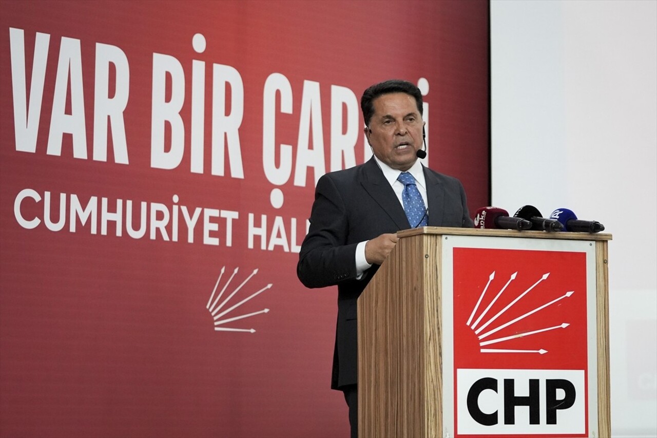 CHP Genel Başkanı Özgür Özel, Esenyurt'taki Nazım Hikmet Kültür Merkezi'nde partisince düzenlenen...