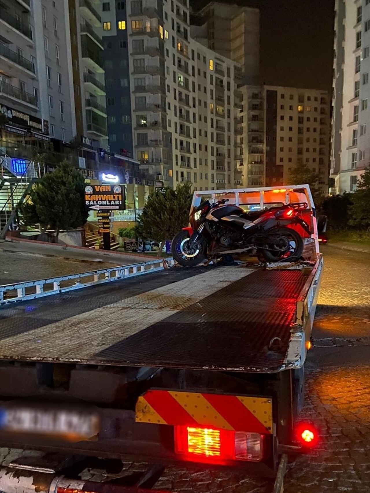 Esenyurt'ta polisin denetimi sırasında çalıntı motosikletle yakalanan 2 şüpheli tutuklandı. ...