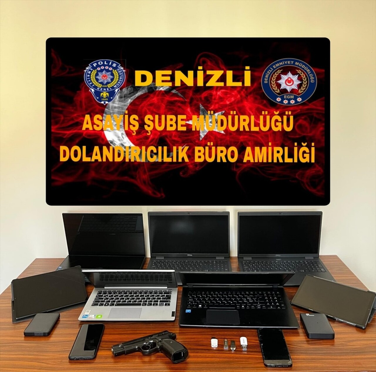 Denizli'de dolandırıcılık operasyonunda gözaltına alınan 3 şüpheliden 2'si tutuklandı....