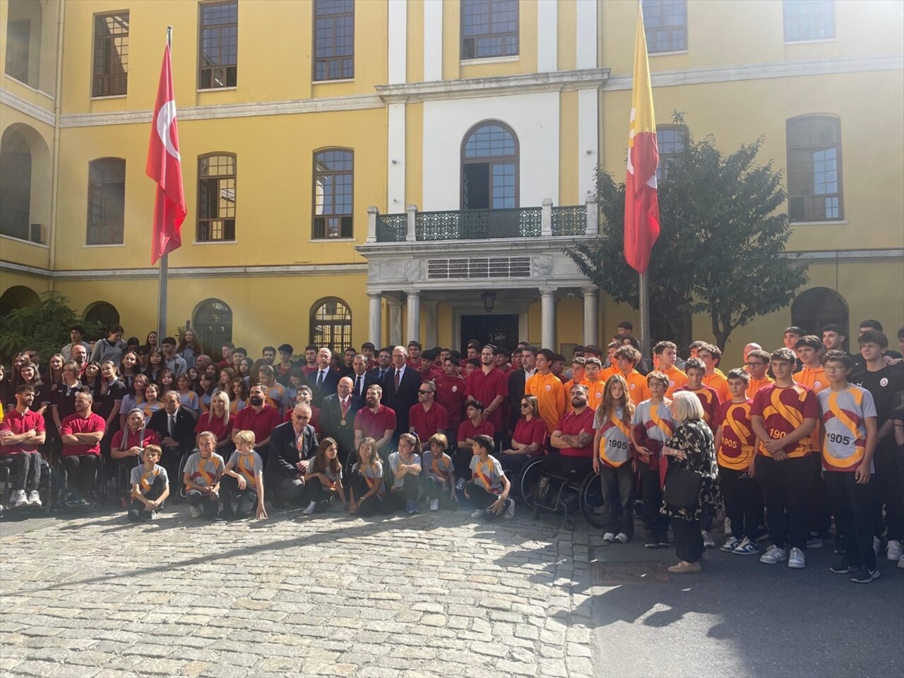 Galatasaray Kulübünün 119. kuruluş yıl dönümü Galatasaray Lisesi düzenlenen törenle...