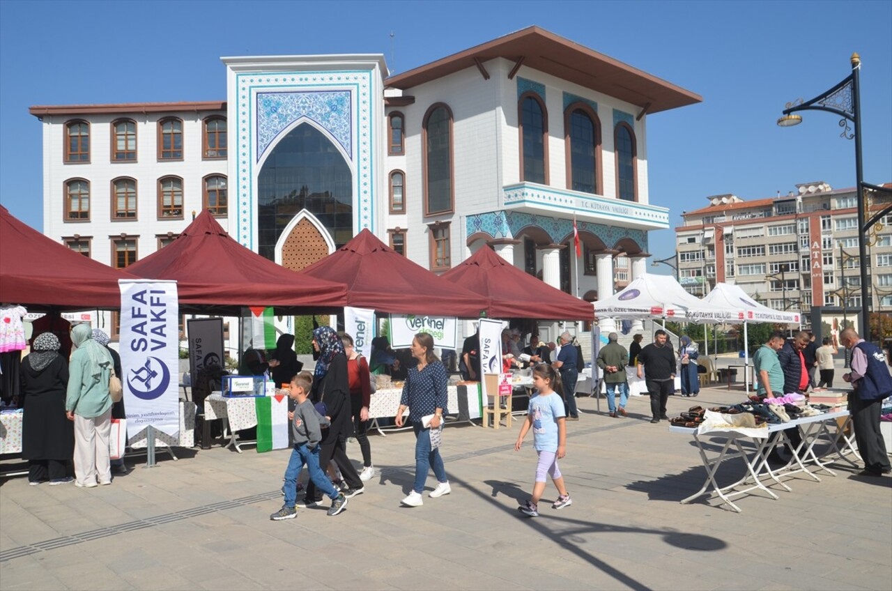 Kütahya'da, Gazze halkına yardım amacıyla kurulan "Hayır Çarşısı"nda, bazı sivil toplum...