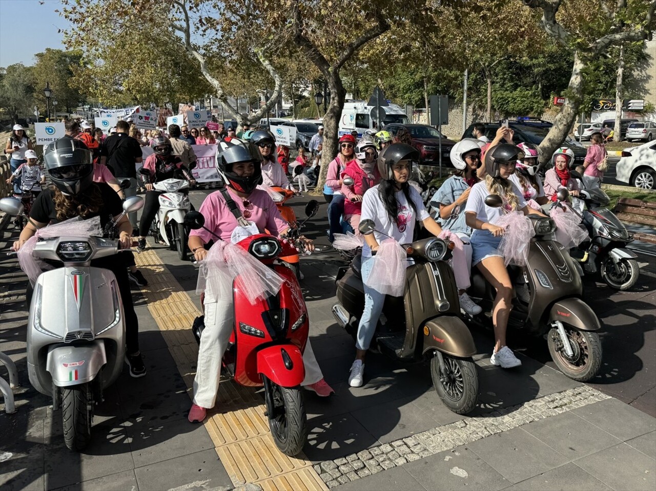 Tekirdağ'da 25 motosikletli kadın, Meme Kanseri Farkındalık Ayı kapsamında "Pembe Festival"...