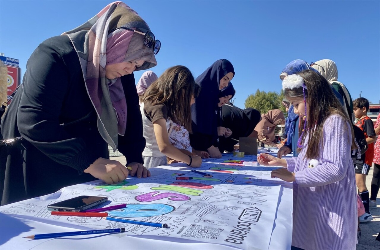 Kırşehir'de çocuklar, "Filistin İçin Sen de Çiz" etkinliğinde İsrail'i protesto etti. Kırşehir...