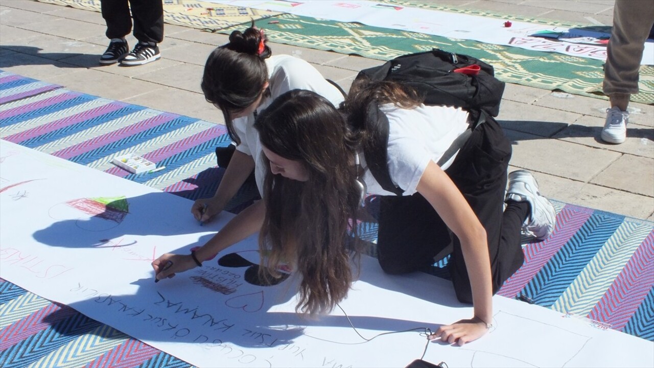 Sivas'ta çocuklar, "Filistin İçin Sen de Çiz" etkinliğinde İsrail'i protesto etti. Atatürk Kongre...