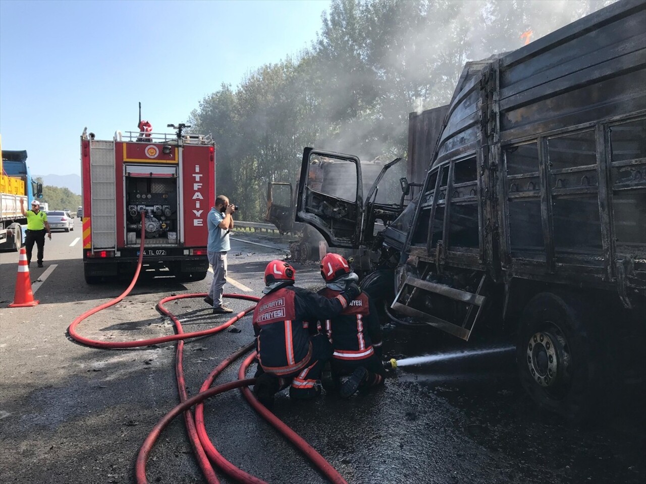 Anadolu Otoyolu'nun Sakarya kesiminde kaza sonrası yangın çıkan 2 tırın sürücüleri yaralandı. Olay...