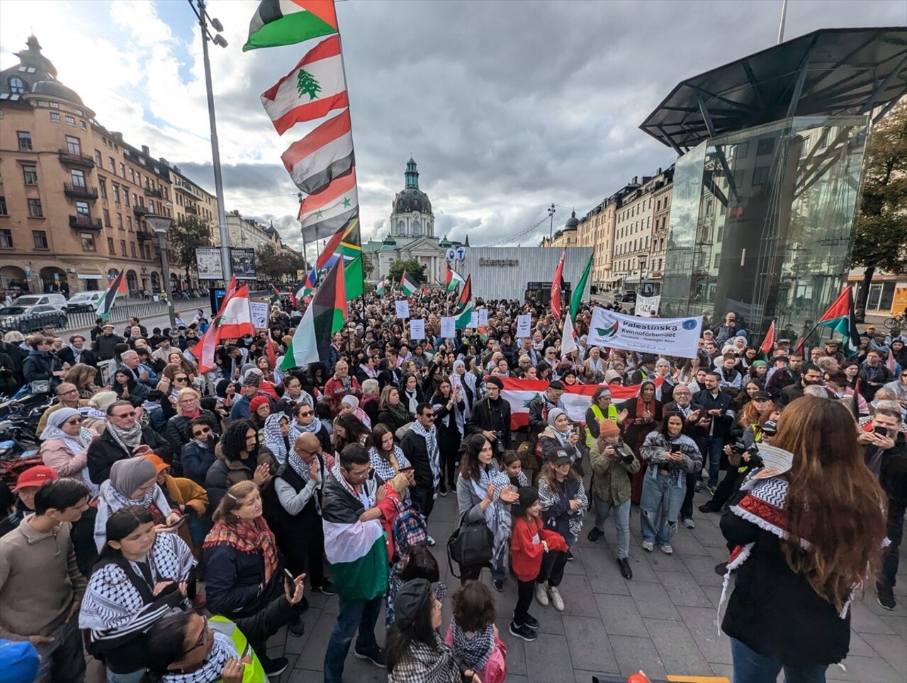 İsveç'in başkenti Stockholm'de İsrail'in Filistin ve Lübnan'a yönelik saldırıları protesto edildi....