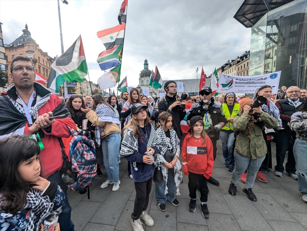 İsveç'in başkenti Stockholm'de İsrail'in Filistin ve Lübnan'a yönelik saldırıları protesto edildi....